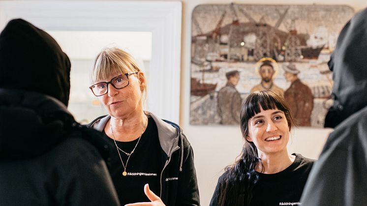 På Räddningsmissionens frukostcafé får människor som befinner sig i utsatta situationer komma för att äta, duscha och få någon att prata med.