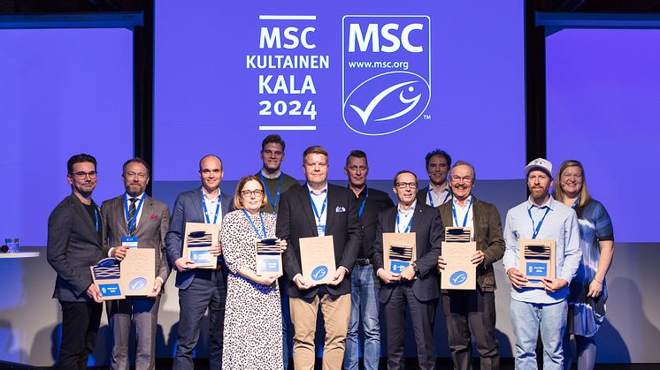 MSC:n Johanna Vepsä ja Camiel Derichs yhdessä Kultainen Kala 2024-palkinnon voittajien kanssa.