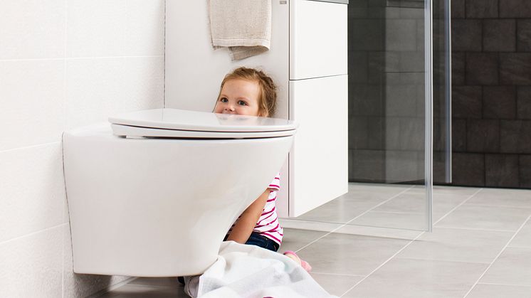 Seinä-wc helpottaa kylpyhuoneen siivousta, koska lattia jää istuimen alta vapaaksi.