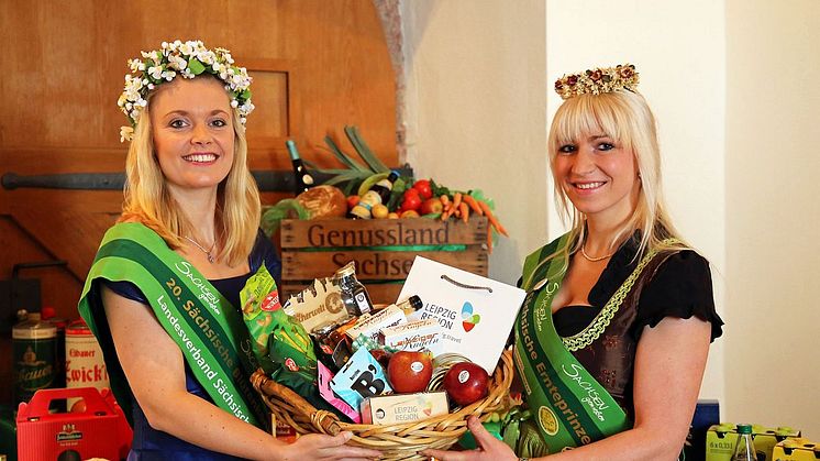 Die Sächsische Blütenkönigin Janett Schnabel und die Sächsische Ernteprinzessin Dominique Hörkner präsentieren Spezialitäten aus der LEIPZIG REGION