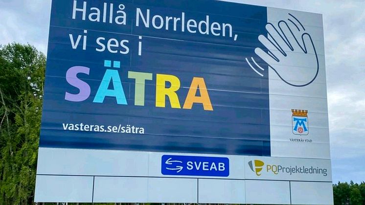 Ny skylt vid Sätra i Västerås - en vinkande hand till alla bilister på Norrleden. Foto: Charlotte Edberg, PQ Projektledning.