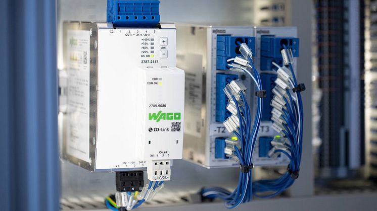 WAGO’s DIN-Rail-strømforsyningsenhederne fra Pro 2-serien kan udvides med et kommunikationsmodul til dataudveksling via en PLC eller IoT-gateway. Fotokilde: WAGO