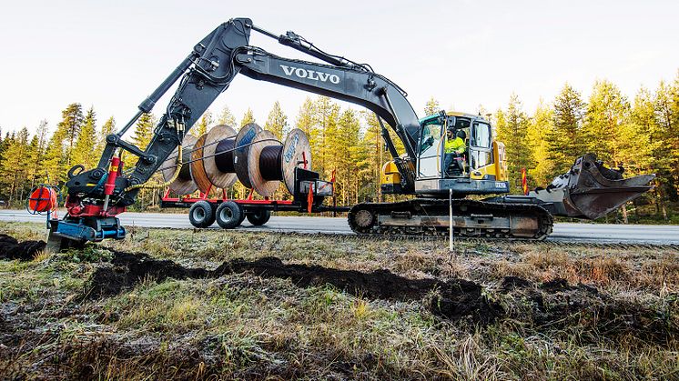 ​Specialutrustad Volvo ECR235C banar väg för Facebook