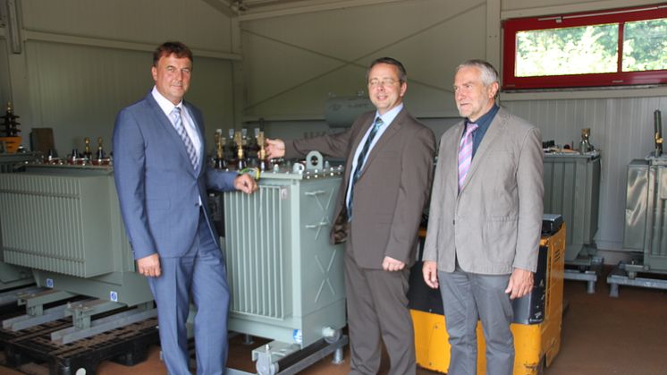 Foto: vl.: Martin Hanner, Regionalleiter für Niederbayern und die Oberpfalz, Jürgen Heininger, Netzbauleiter am Netzcenter Regen und Walter Pirchtner, Leiter der Netzdienste Niederbayern (Bayernwerk).