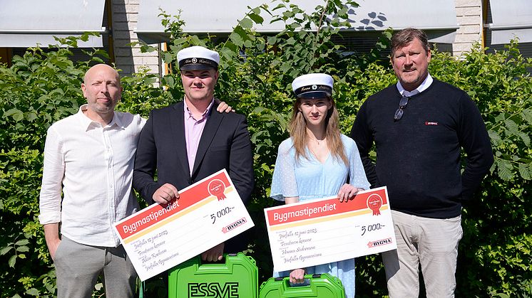 Två lyckliga Bygmastipendiater vid Järfälla gymnasium: Albin Karlsson och Hanna Söderman tillsammans med Rektor Stefan Backe och Bygmas Michael Sjöberg.