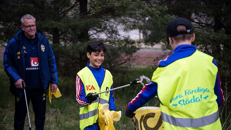 Tillsammans på 44 platser när ICA och idrottsungdomar städar Sverige igen