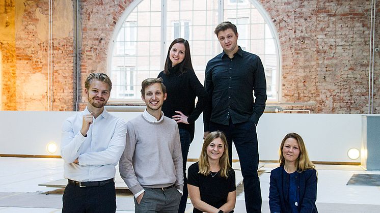 Hjalmar Ståhlberg Nordegren, VD Karma; Ludvig Berling, produktchef; Karma Elsa Bernadotte, ekonomichef Karma; Frida Siwe, ekonomichef Norrsken Foundation. Bakre raden: Louise Samet, produktchef Norrsken Foundation; Mattis Larsson, teknikchef Karma