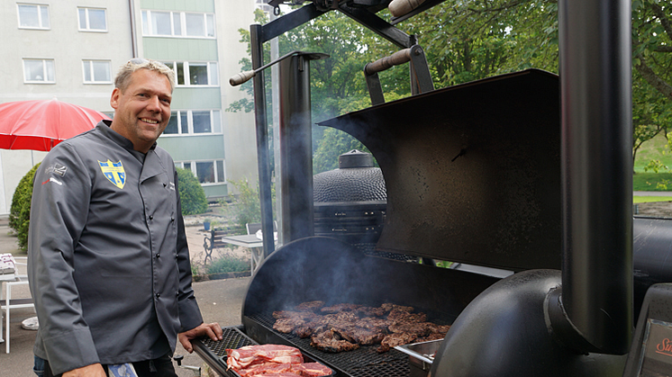 Joakim Odehed kommer till Skogslyckans vård- och omsorgsboende med sin specialtillverkade grill onsdag 28 augusti. Grillningen sköts tillsammans med Johnny Lippens och Michael Sigurdson.