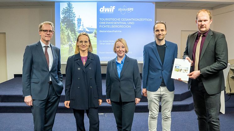 v.l. Martin Strunden (SMWK), Dr. Andrea Möller (dwif), Ines Hanisch-Lupaschko (TVE), Tilman Sobek (absolutGPS), Jens Benedict (BM Kurort Oberwiesenthal), Foto: absolutGPS