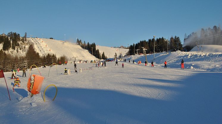 Orsa Grönklitt ger glada fjärdeklassare en oförglömlig friluftsdag skidbacken! 