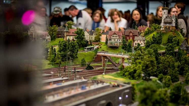 Visitors behind the system in the Hamburg section with Altona station; Miniatur Wunderland © Miniatur Wunderland