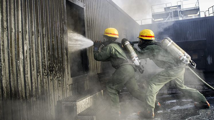 PFAS (per- och polyfluorerade alkylsyror) är en hel grupp av syntetiska ämnen som är vanligt förekommande i bland annat klädimpregnering, ytbehandling, rengöring och olika typer av släckskum.     Foto: Mattias Nurmela/Försvarsmakten  