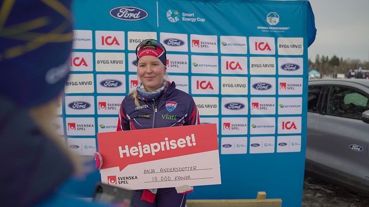 Anja Andersdotter från Garphyttans IFtar emot Svenska Spels Hejapris i Ulricehamn