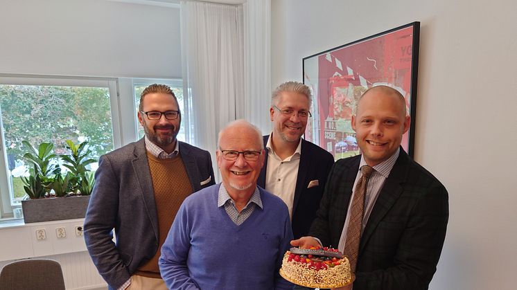 Staffan Tjönhammar (M), Anders Olander (C), Benjamin Råd Vaher (näringslivschef) och Bino Drummond (M) glädjer sig åt det de förbättrade siffrona.