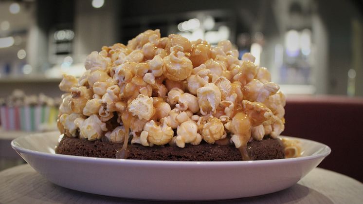 Kladdkaka med kolapopcorn 