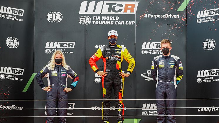 Jessica och Andreas Bäckman tog dubbla pallplaceringar i WTCR Trophy mästerskapet i Portugal. Foto: FIA WTCR (Fria rättigheter att använda bilden)