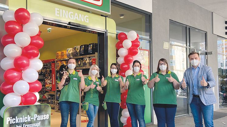 Gebietsleiter Claus Bergmann und sein Team rund um Filialleiterin Jacqueline Schwaighofer freuen sich über die neue Filiale in Graz/Algersdorf