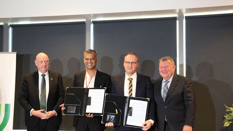 Fra højre: Udenrigsminister Lars Løkke Rasmussen, Lars Rosgaard EUSUSO, Deodatta Deshpande  og Ambassadør Freddy Svane efter underskrivningen var gjort. Foto: Gemidan Ecogi A/S