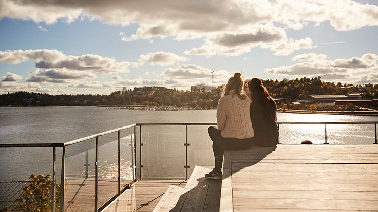 Två unga blickar ut över Edsviken i Sollentuna kommun