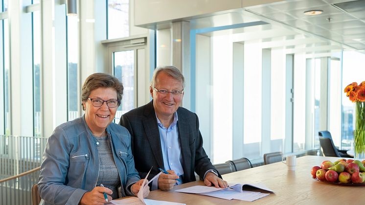 Turid Grotmoll, konsernsjef i SpareBank 1 Gruppen og Rune Bjerke, konsernsjef i DNB signerte i dag avtalen som skaper et av landets største forsikringsselskaper. 