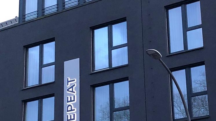 Neues Logo an der Fassade des &REPEAT Köln Airport