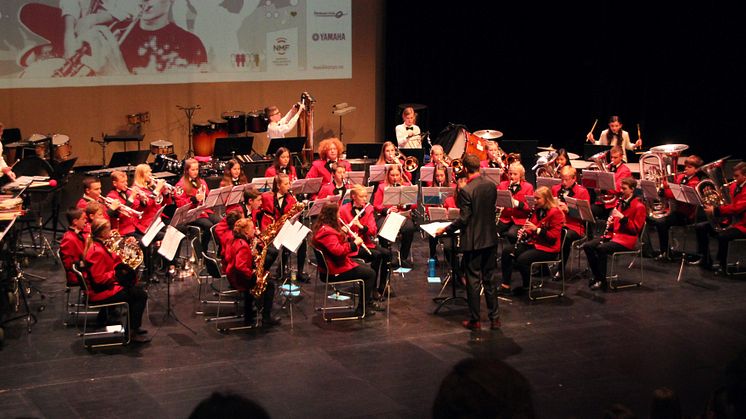 Hordaland er den eneste regionen med økning i antall medlemmer i 2017. På bildet ser vi Midtun Skoles Musikkorps på scenen under NM skolekorps janitsjar 2017.
