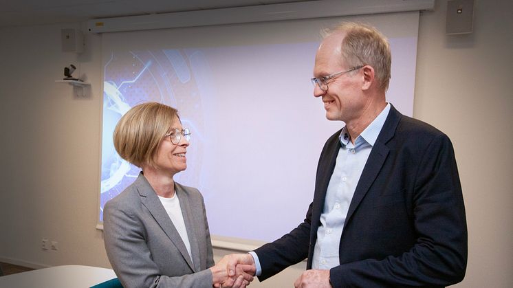 Birgitta Bergvall-Kåreborn, rektor vid Luleå tekniska universitet och Magnus Frodigh, Vice-President and Head of Ericsson Research