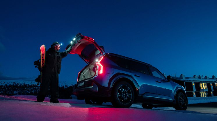 Snowboardproffset Sven Thorgren är ny ambassadör för Kia Sverige och kör en Kia EV9 GT Line. Foto Daniel Bernstål