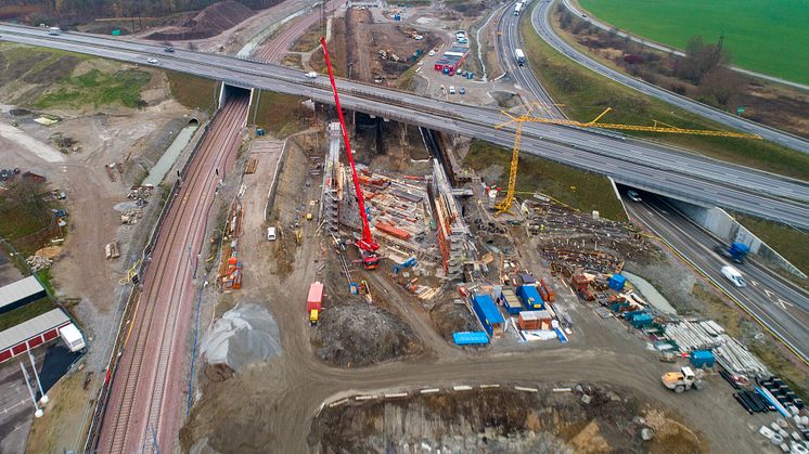 En ny motorvägsbro för trafikplats Alnarp byggs just nu intill E6. Bron kommer att lanseras i maj. Då stängs E6 under 18 dagar.  Bild: NCC/Trafikverket