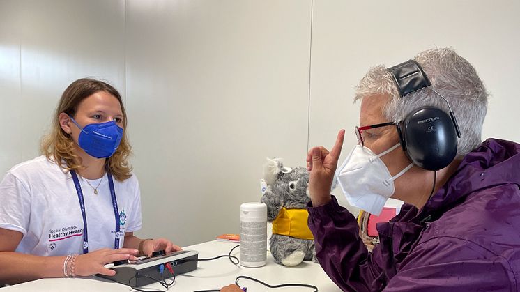 Cochlear engagiert sich beim Programm Healthy Hearing der Special Olympics - Carmen Armbruster, Account Manager Acousticians bei Cochlear Deutschland, während der Durchführung eines Hörtests (Foto: Cochlear)