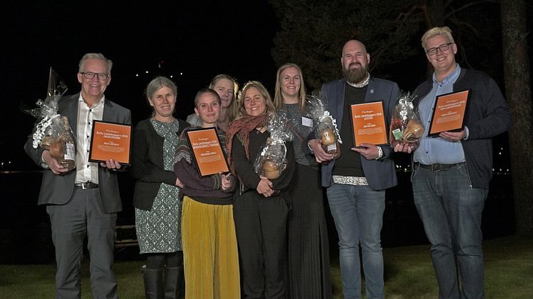 Vinnarna i Årets Landsbyggare Höga Kusten 2019. Från vänster: Mats Löfroth, Ingrid Dahlgren, Julia Winberg, Karin Jansson, Malin Spjuth, representanter för föreningen Urkult, Elin & Mattias från Hernö Gin och Robin Hörnkvist. Bild: Mattias Forssell. 