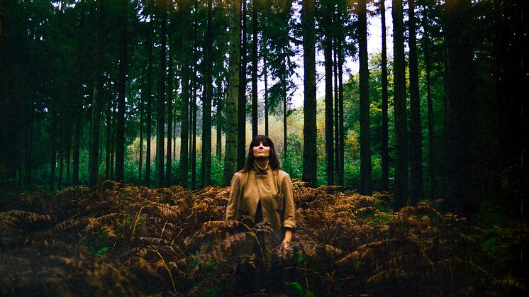 Den 23. november kan du opleve den eminente sangskriver Kajsa Vala i sit rette element, når hun spiller numre fra sit kommende album When Are We Out of The Woods i Lille VEGA.