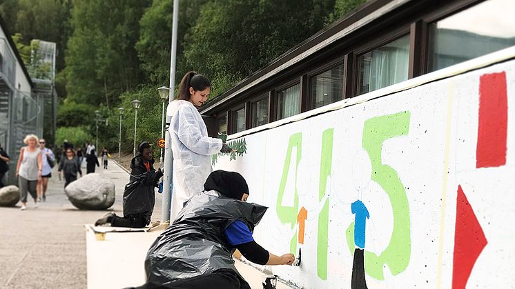 Unga Bergsjöbor målar sitt Bergsjön