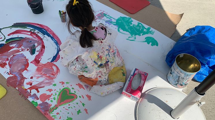 Både små barn och lite större passade på att måla i parken tillsammans med MKC, Mångkulturells centrum