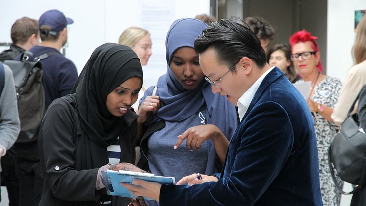 Fardowso Iid och Maida Ali Aweys, två av grundarna till företaget New Buddies UF, anmäler sig till tävlingen #pitchagbg hos Di Wang, projektmedarbetare i EU-projektet One Stop Future Shop. Foto: Alireza Badiee