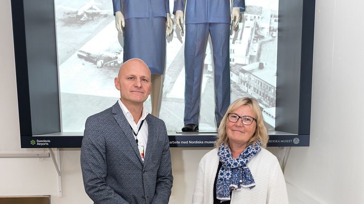 Peder Grunditz, flygplatsdirektör på Bromma Stockholm Airport och Marianne Larsson, intendent och forskare på Nordiska museet framför installationen på Bromma Stockholm Airport.