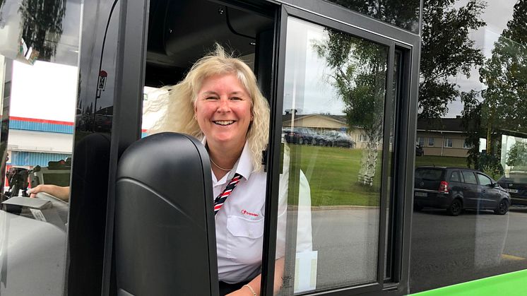 Carina Palm är busschaufför i Umeå sedan 31 år, och har nu fått bekanta sig med de nya elbussarna.