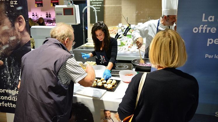 Italienere poppet fredag gledelig innom for en smaksprøve på Carrefour i Napoli, der tørrfisknæringen og Sjømatrådet har gående tørrfiskkampanje.