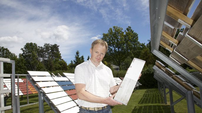 Morten Eliassen, chef för Jotuns testavdelning, ute på ett Jotuns testfält.