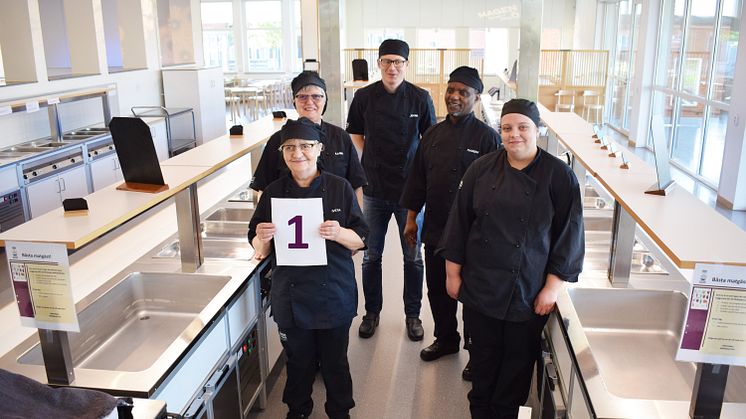 Glada och stolta medarbetare på Nyvångsskolans kök i Dalby, som under 2020 hade högst andel svenskproducerade ekologiska livsmedel i Lunds kommun.