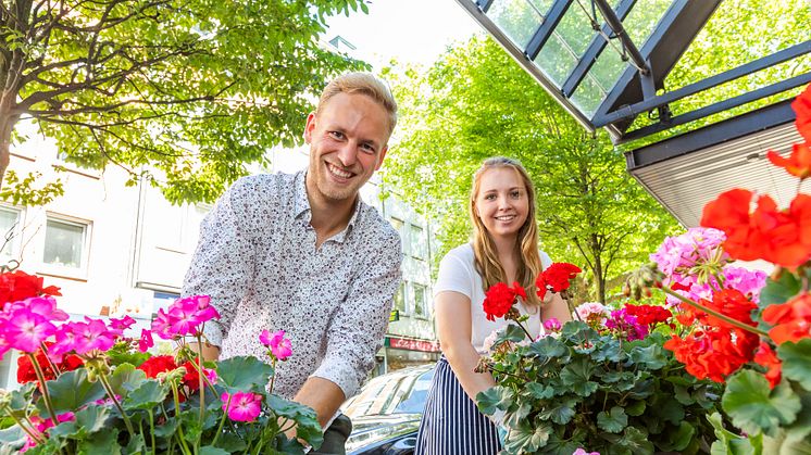 Gemeinsam mit Gewerbetreibenden und Anwohner*innen werden in der Schloßstraße Hochbeete bepflanzt