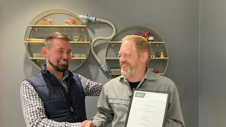  Tobias Fröling, vd, och Marcus Lindell, uppdragsledare på Structor Installationsteknik är stolta mottagare av certifieringsbeviset.