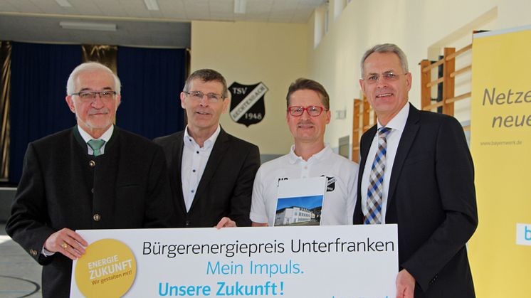 Auftakt für den Bürgerenergiepreis Unterfranken mit Regierungspräsident Dr. Paul Beinhofer, Landrat Thomas Schiebel, TSV-Vorsitzenden Norbert Durchholz und Christoph Henzel, Mitglied der Bayernwerk-Geschäftsleitung (v.l.), am Donnerstag, 22. Februar.