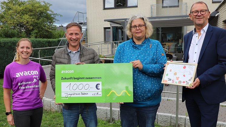 Die Ausbildungsabteilung der Avacon-Netz GmbH Laatzen hat bei dem von ihnen organisierten Rethener Feierabendlauf 1.000 Euro an Spenden gesammelt. Diese übergaben jetzt (v. l.) Lisa Philipp und Ralf Baumgarten an Rita Brillowski und Jürgen Bussieck.