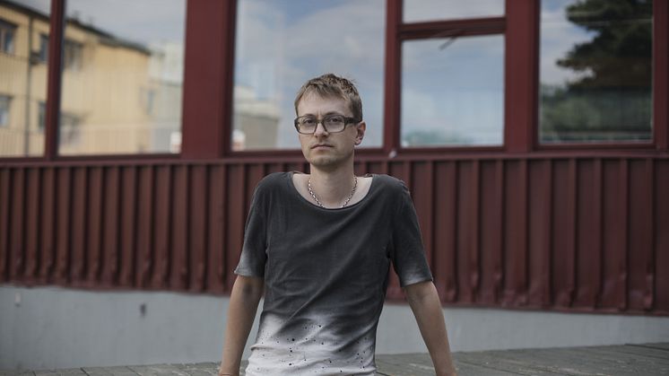 Malte Persson blir årets brunnslockspoet och får skapa en dikt med regnet som inspiration. Fotograf Sofia Runarsdotter, källa Bonniers förlag