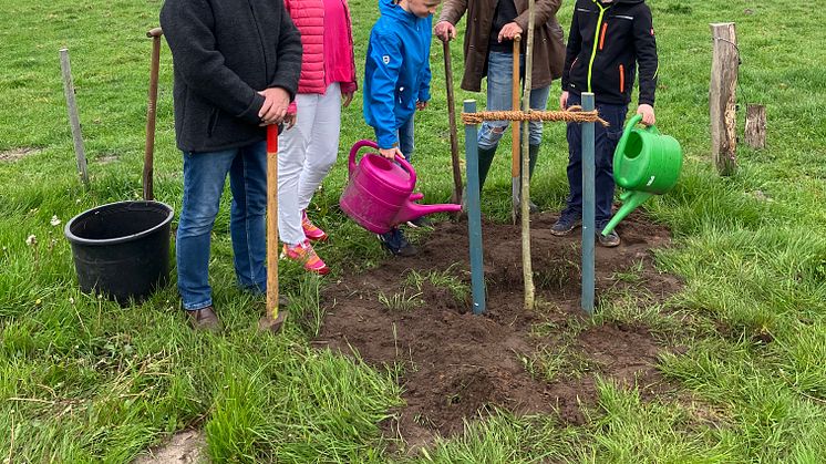 (v.li.) Bürgermeister Werner Schweizer, Andrea Hansen, Schüler 4. Klasse, Stellv. Schulleiter Herr Ostermann, Schülerin 3. Klasse