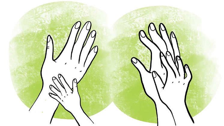 Två stora och två små händer som har kontakt och är positionerade för utforskning med stöd av känslen.
