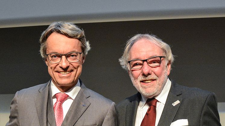 Bernhard Simon, CEO Dachser SE (links), und Edgar Marsh, Vorsitzender des Präsidiums von terre des hommes Germany, nahmen den Preis auf dem Deutschen CSR-Forum in Stuttgart entgegen. Bildquelle: Deutsches CSR-Forum/ Hans Liebe