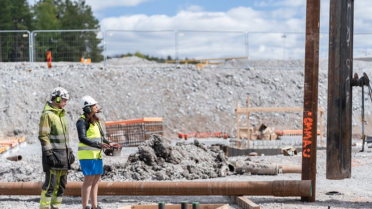 Kommunstyrelsens ordförande Emma Feldman vid pålslaget för kvarter Atlas. Foto: Frida Forsberg