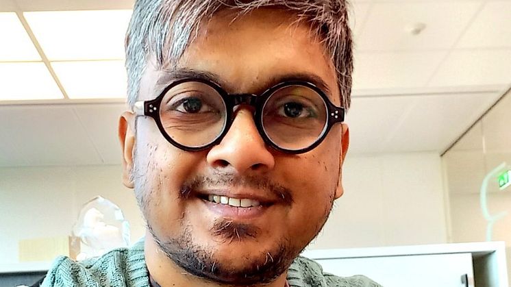 Sauray Dey på 34 år er ansatt som Senior Automation Engineer hos Eldor. Han flyttet fra Calcutta øst i India til Norge i 2022, sammen med kona si, som jobber som lærer. Foto: Eldor AS